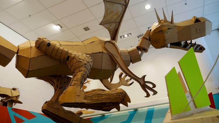 De grote kartonnen draak in gratis oppasservice Kartopia in Citymall Almere