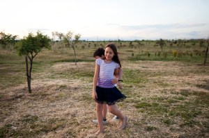 Ella (she) by Marika Puicher / winnaar Pride Photo Award - Eli, 11, while playing with his younger brother Nacho, 8. Madrid (Spain) - April 2015.